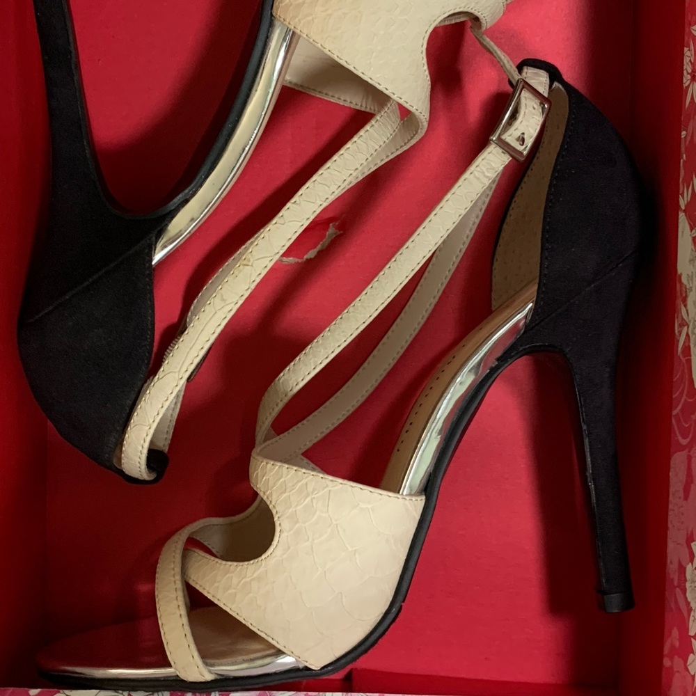 Chinese Laundry Jawbreaker Black/Cream Heels-Size 8.5